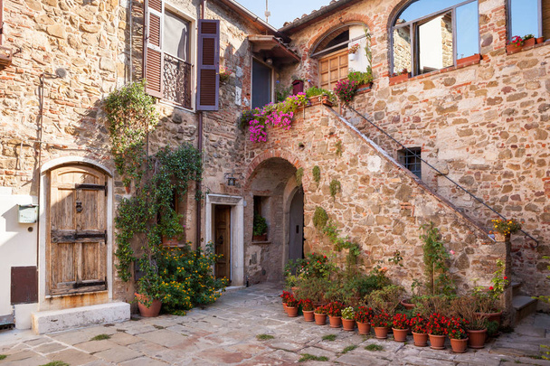 estrecha calle de Manciano, Toscana, antiguo hermoso pueblo en Italia - Foto, Imagen