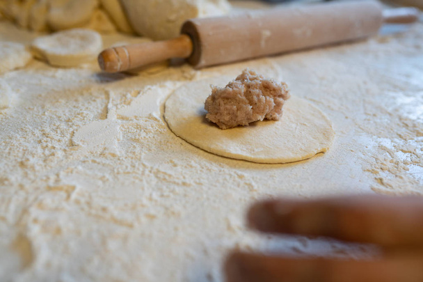 Κατασκευή του kibinai - pie Λιθουανικά παραδοσιακά γλυκά με βάση το κρέας. - Φωτογραφία, εικόνα
