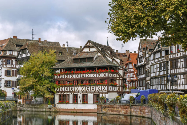Вид на насип річки Ілл в районі Петіт-Франс з районом Maison des Tanneurs (будинок для таннерів), Страсбург, Франція. - Фото, зображення