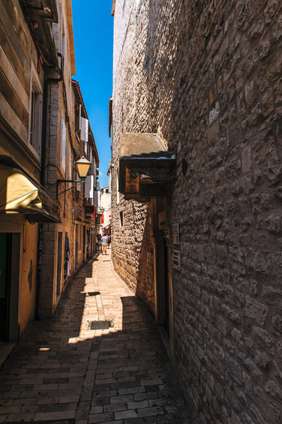 úzká ulice ve starém městě Trogir - Fotografie, Obrázek