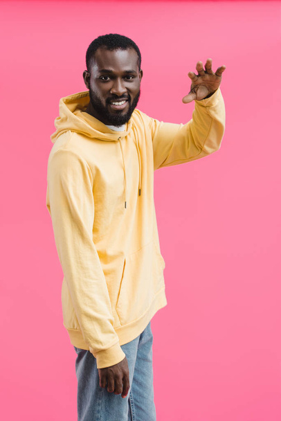 stylish african american man gesturing by hand isolated on pink background - Foto, Imagen
