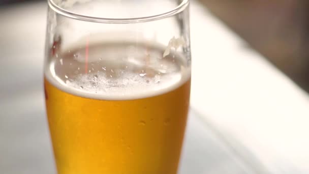Um copo de cerveja gelada coberto de orvalho
 - Filmagem, Vídeo