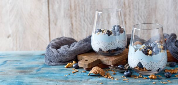 Mustikoita ja jogurtti chia vanukas parfait lasi lähikuva
 - Valokuva, kuva