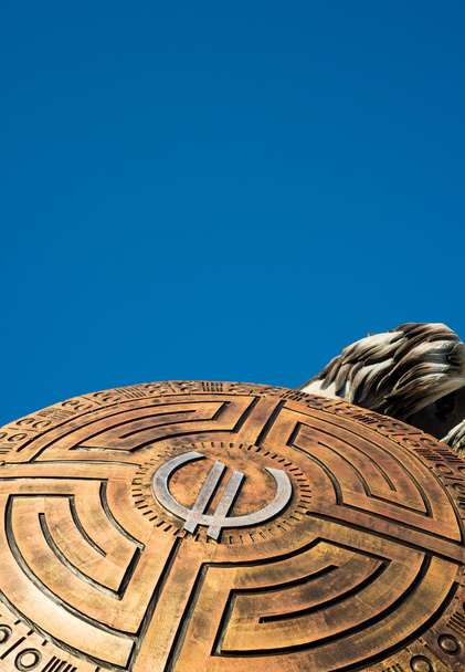 Euro symbole sur un bouclier contre un ciel bleu
 - Photo, image