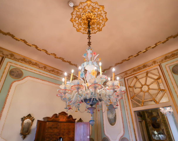 Detalle de lámpara de araña En el interior del rico palacio real de Queluz decorado. Antiguamente utilizado como residencia de verano por la familia real portuguesa
.  - Foto, imagen