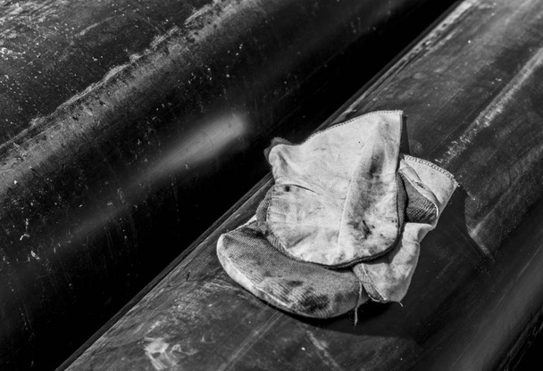 рукавички в чорних сталевих трубах
 - Фото, зображення