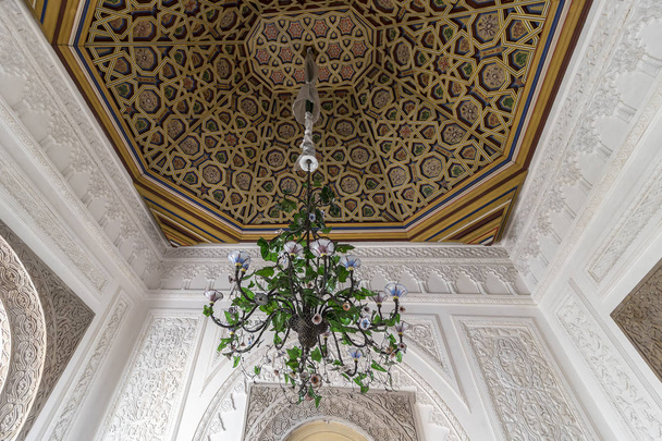 Plafond et lustre à l'intérieur du palais romantiste de Pena
  - Photo, image