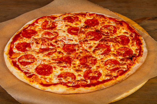 Salamlı ve domatesli pizza. - Fotoğraf, Görsel