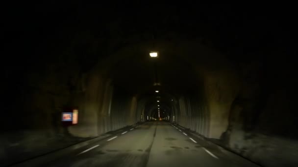 Norveç'te dar tünel üzerinden araba araba. - Video, Çekim