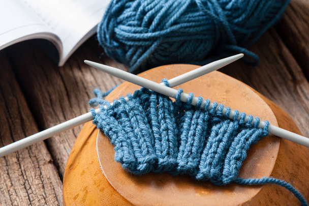 Blauwe breien van wol en naalden, breien apparatuur breien - Foto, afbeelding