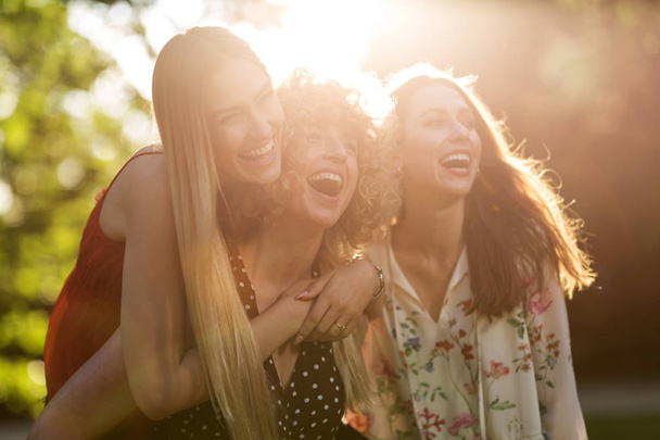 Женщины-подруги солнечным летним вечером
 - Фото, изображение