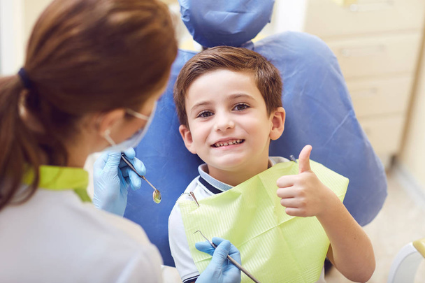 A child with a dentist in a dental office.  - 写真・画像
