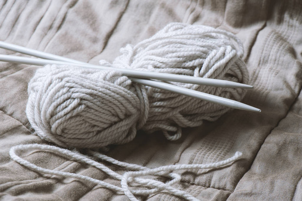 Lã e agulhas de tricô, equipamento de tricô - Foto, Imagem