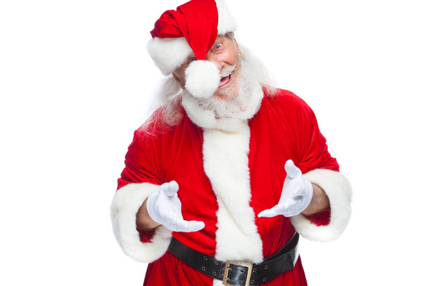Boże Narodzenie. Santa Claus wygłupiać z kapelusza boombox. Śmieszne patrząc, język. Na białym tle. - Zdjęcie, obraz