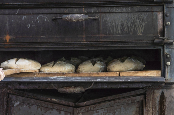 Oud hout gestookte oven voor de uitwerking van de ambachtelijke brood in Olive city. Navarra, Spanje. - Foto, afbeelding