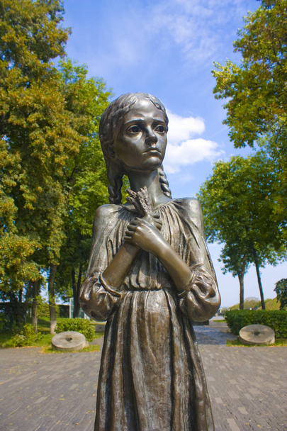 Kiev, Ucrania - 4 de septiembre de 2018: Estatua de una niña - fragmento del Museo Nacional "Holodomor victims Memorial" en Kiev
 - Foto, Imagen