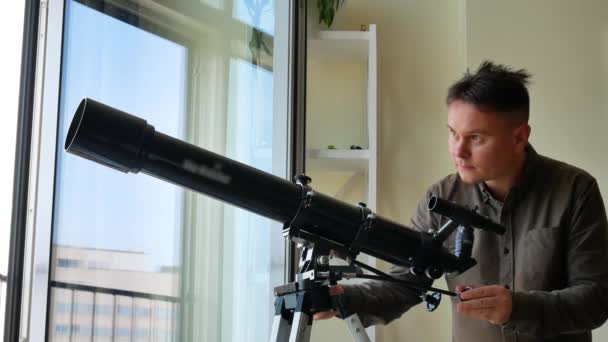 Νεαρός άνδρας κοιτάζοντας τον ουρανό με ένα αστρονομικό τηλεσκόπιο - Πλάνα, βίντεο