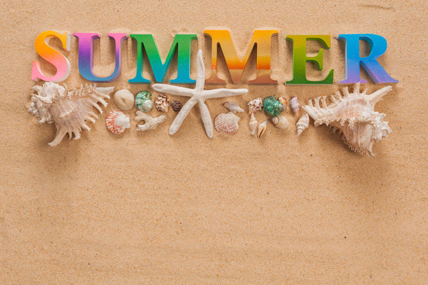 kesällä kirjoitettu värikkäillä kirjaimilla koristella meritähti rannalla kopioi tilaa
 - Valokuva, kuva
