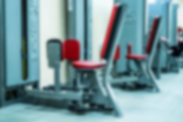 Nouveaux appareils de fitness dans l'intérieur moderne de la salle de gym floue
 - Photo, image