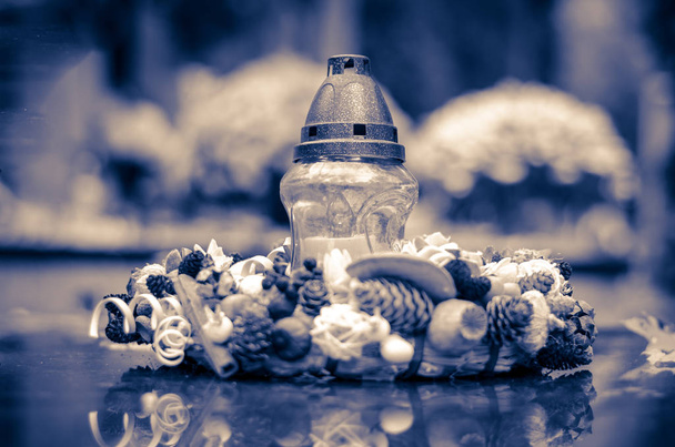 gyertya díszítés a sírját a temetőben a Mindenszentek az őszi időben - Fotó, kép