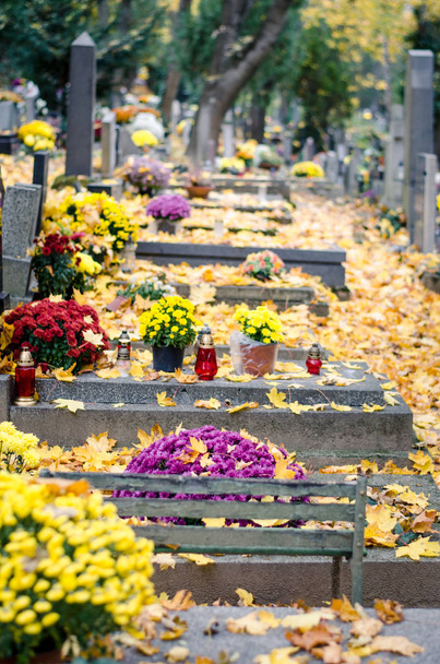 tombes décorées dans le cimetière lors de la Toussaint en automne
 - Photo, image