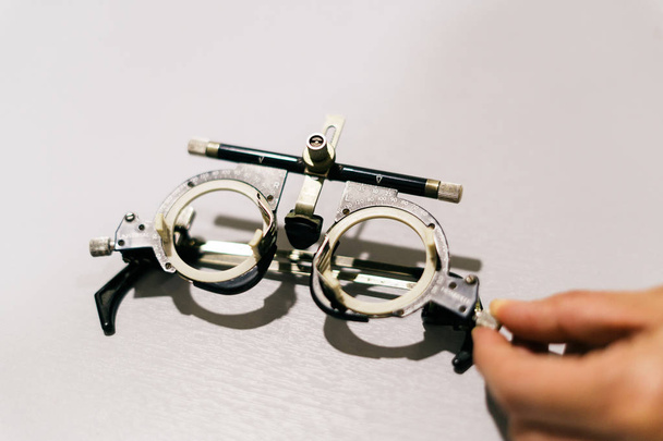 Una serie di lenti sostituibili e una speciale impostazione oftalmica universale di prova per l'optometria e gli occhiali. Set di apparecchiature diagnostiche. L'ufficio del dottore nel negozio ottico. Clinica oculare
 - Foto, immagini