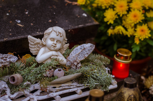 Dekoration des Engels im Grab auf dem Friedhof an allen Heiligen Tagen im Herbst - Foto, Bild
