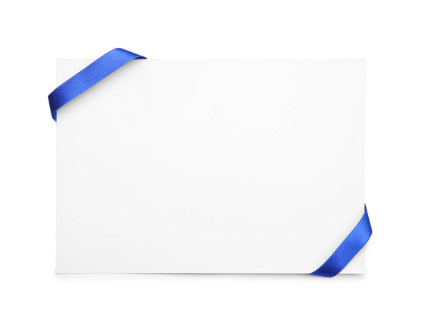 Порожня паперова картка з блакитними стрічками на білому тлі
 - Фото, зображення