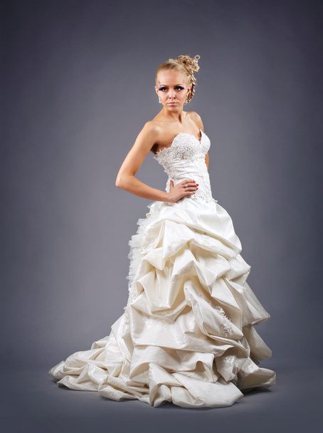 modèle dans une robe de mariée
 - Photo, image