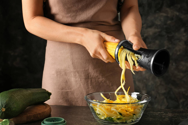 Woman making zucchini spaghetti - Foto, Imagem