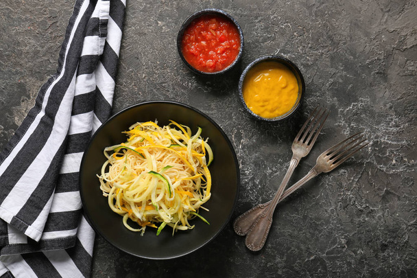 Spaghetti i cukinia z sosami na stół ciemny - Zdjęcie, obraz