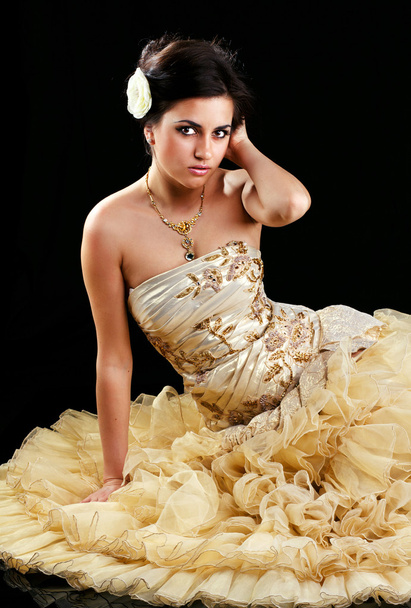 フォーマル ドレスの美しいブルネット - 写真・画像