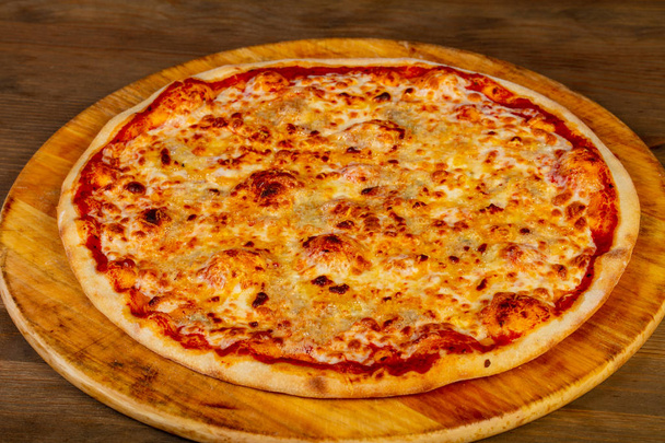 Pizza vier Käse mit Tomaten - Foto, Bild