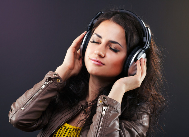 beautiful brunette in headphones - Φωτογραφία, εικόνα