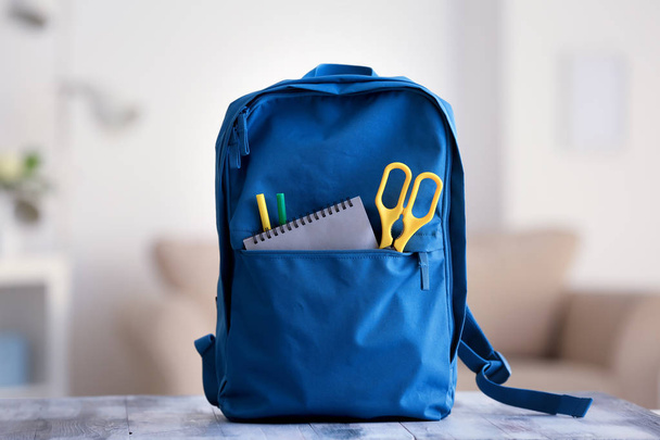 okul malzemeleri ile masaya sırt çantası. - Fotoğraf, Görsel