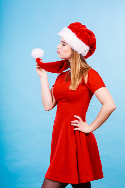 Xmas, mevsimlik giysiler, kış Noel konsepti. Noel Baba yardımcısı kostümü giyen mutlu kadın. - Fotoğraf, Görsel