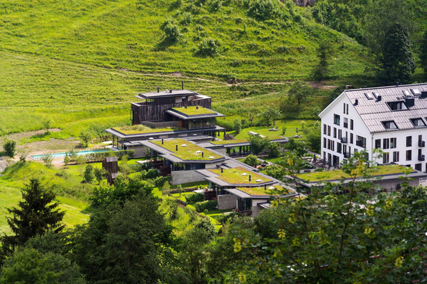 Vista aérea de los verdes tejados de césped cubiertos de vegetación apartamentos con piscina
 - Foto, Imagen