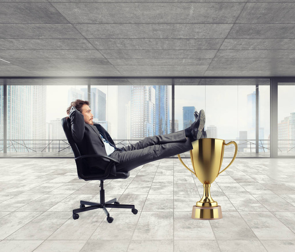 Vítěz podnikatel relaxační nad zlatý pohár - Fotografie, Obrázek