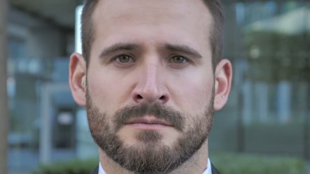 Visage d'homme d'affaires barbe triste
 - Séquence, vidéo