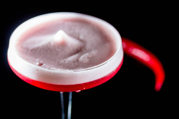 Cocktail rosso con peperoncino in un bicchiere alto
. - Foto, immagini