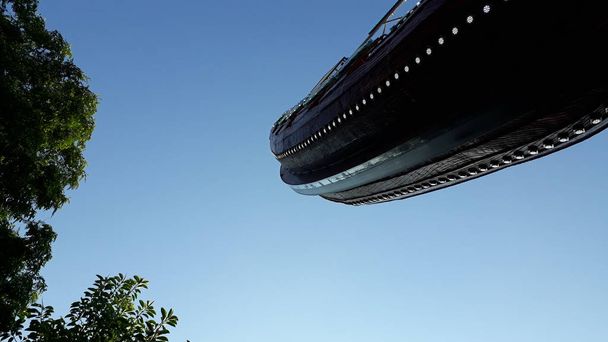 Вікінговий човен на виставковому майданчику, вид знизу, з блакитним фоном дня неба
. - Фото, зображення