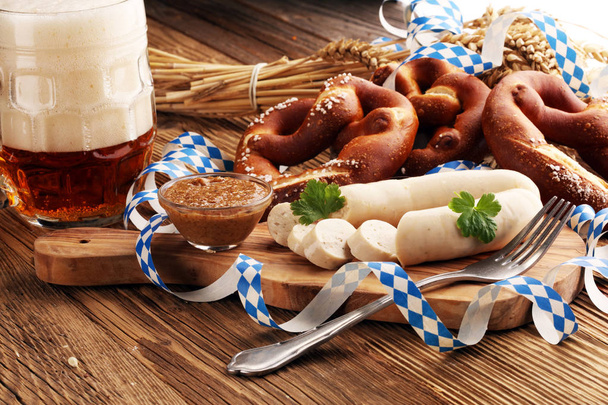 Desayuno de salchichas de ternera bávaro con salchichas, pretzel suave y mostaza suave en tablero de madera de Alemania
. - Foto, imagen