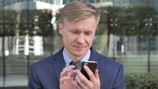 Businessman Browing on Smartphone - Filmagem, Vídeo