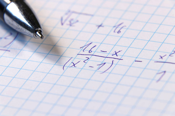 Пример математики на уроке математики или пример для домашнего задания. Также мы видим голубую ручку. Школьная работа для студентов университетов
 - Фото, изображение