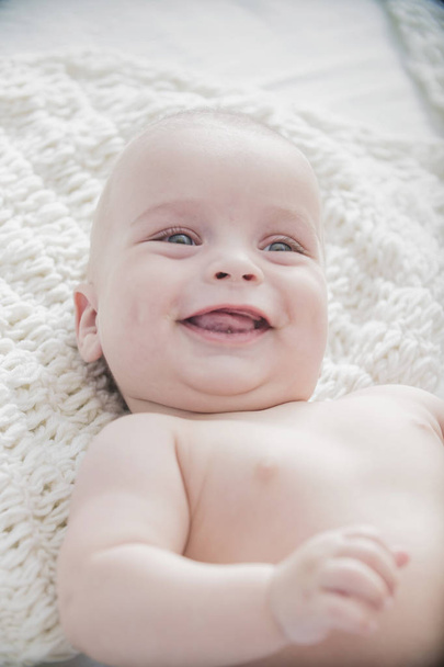 幸せな幼児赤ちゃんが笑っています。  - 写真・画像