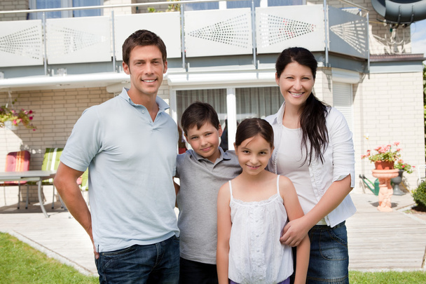彼らの新しい家の外のコーカサス地方家族 - 写真・画像