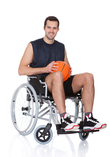 Man in wheelchair playing basketball - Foto, afbeelding