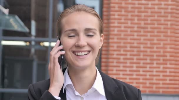 Walking Happy Businesswoman Talking on Phone - Metraje, vídeo