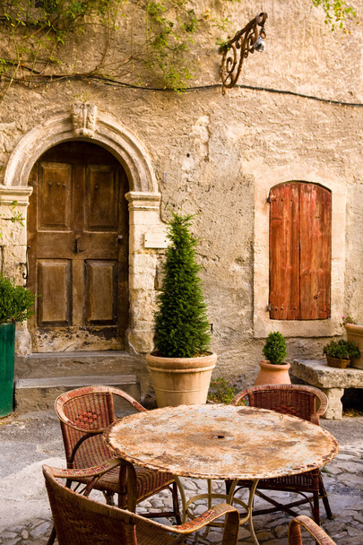 Forcalquier, commune in the Alpes-de-Haute-Provence department in southeastern France. Old street with terrace cafe - 写真・画像
