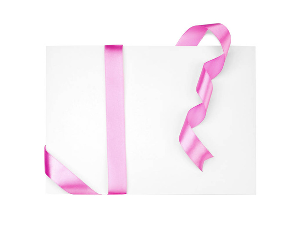 Χάρτινη κάρτα με ροζ κορδέλες σε λευκό φόντο - Φωτογραφία, εικόνα